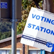 Sign pointing to a voting station